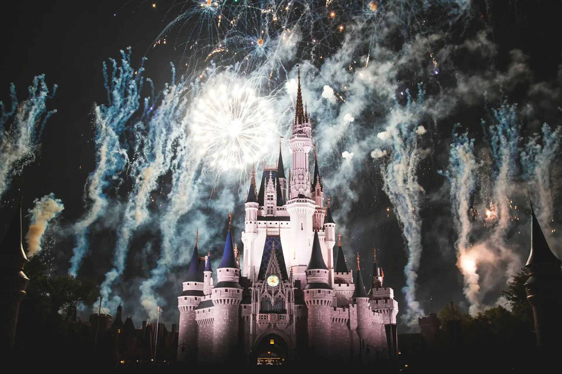château de Cendrillon illuminé avec feux d'artifice bleus et blancs la nuit